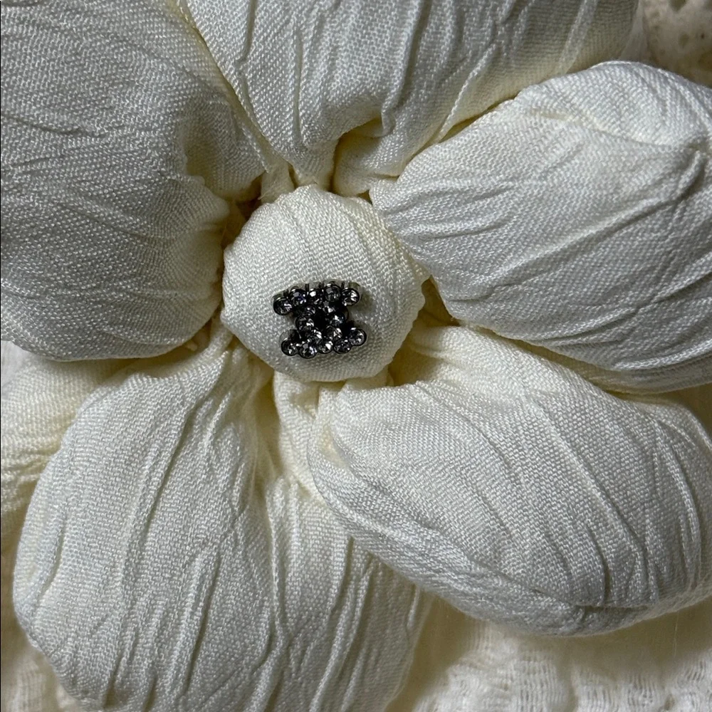 Chanel Boutique vintage off white crinkle-knit tank top w/ 3D floral appliqués